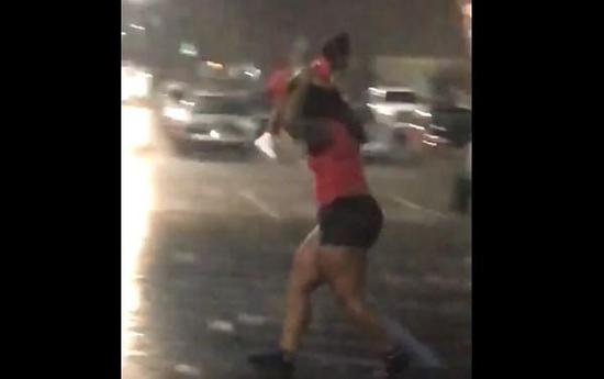 大雨天女子高舉小孩當傘擋雨 網友:真把孩子當雨傘啦！