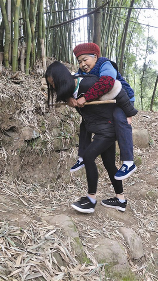 17歲女孩背著奶奶去看?。盒r候奶奶照顧我，現在我照顧她