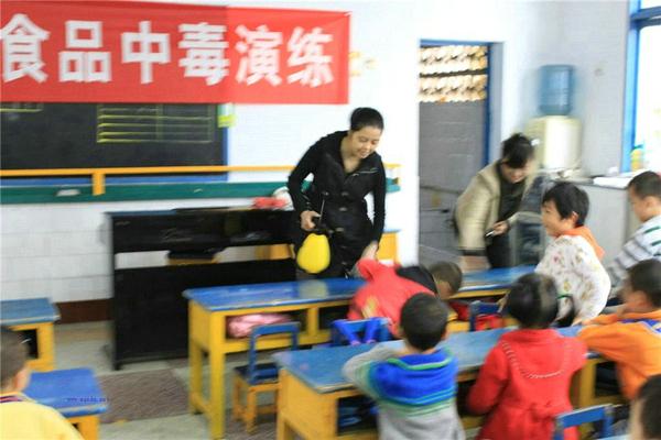 迎安鎮中心幼兒園開展“食物中毒”應急演練活動