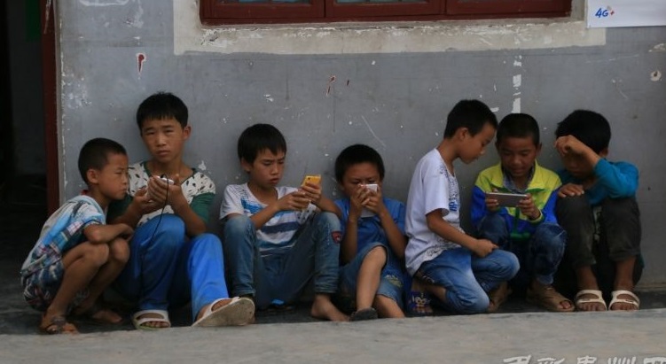 不要讓網癮“慰藉”孤獨的留守兒童