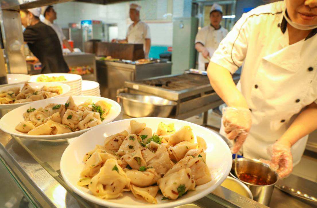 女學生釣魚舉報食堂阿姨？校方稱將追究造謠者責任