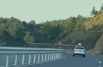 13歲男孩撞限高杠身亡 生命經不起在危險邊緣試探