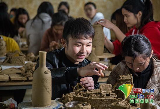 還能這么玩？四川一高校開設陶藝課花樣玩泥巴