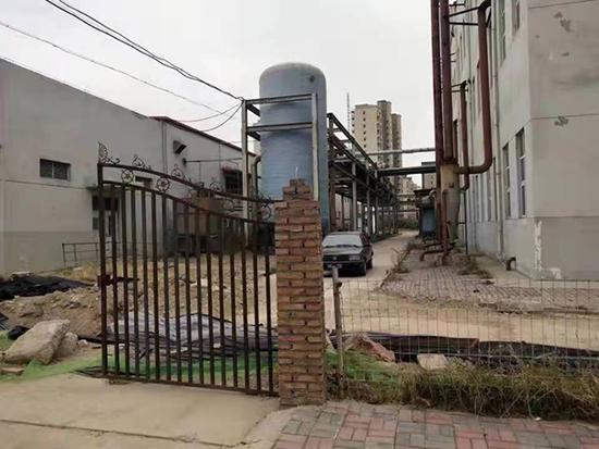 大二學生被要求搬到“破廠房”上課？學校回應