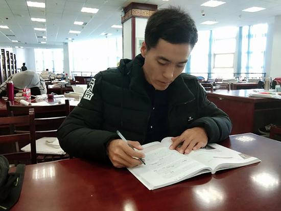 內蒙古“勵志哥” 40歲考上大學:希望三年畢業(yè)