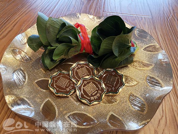 杭州一中學優(yōu)秀學生上臺領獎:獎勵一捆青菜