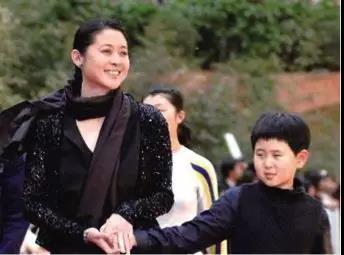 驚！男孩3天沒完成作業被帶回鄉挑糞…只想告訴孩子：讀書才是最容易走的那條路