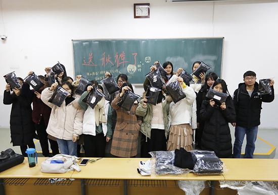 河南農大一名女班長用獎學金購秋褲送全班同學