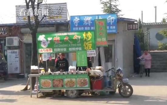 90后北漂小伙棄30萬年薪回鄉賣炒飯 背后原因暖心