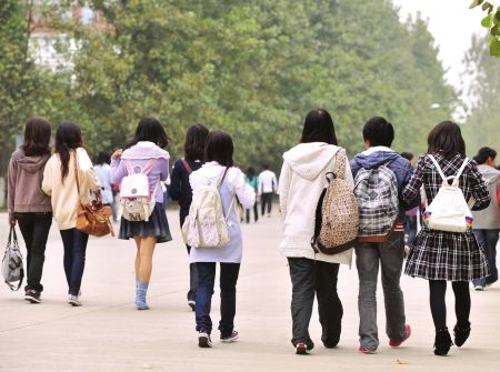 大學要求學生背書包上課，端正學習態度！