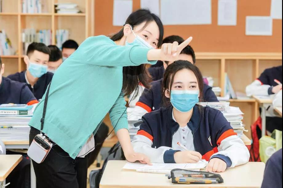高考后學生為什么要扔書？如果不是因為要中考、高考，還會有多少學生愿意坐在教室里，安心聽老師講課？聽川師大李松林教授講答案