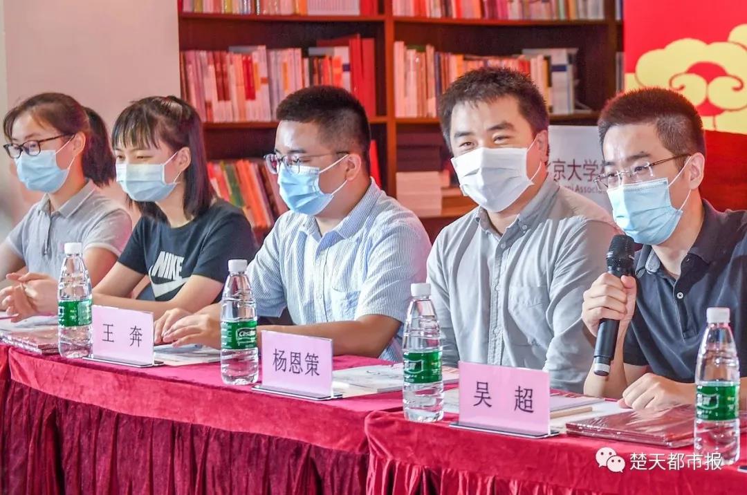 北大首批錄取通知書送往武漢，送信人的身份很特別 | 特別關注
